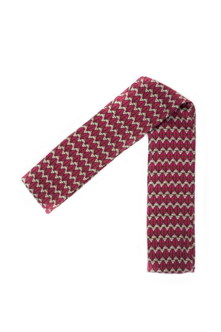 Un foulard unisexe qui peut aussi se porter en écharpe ou en cravate de la maison ARMANCE ET APOLLINE.