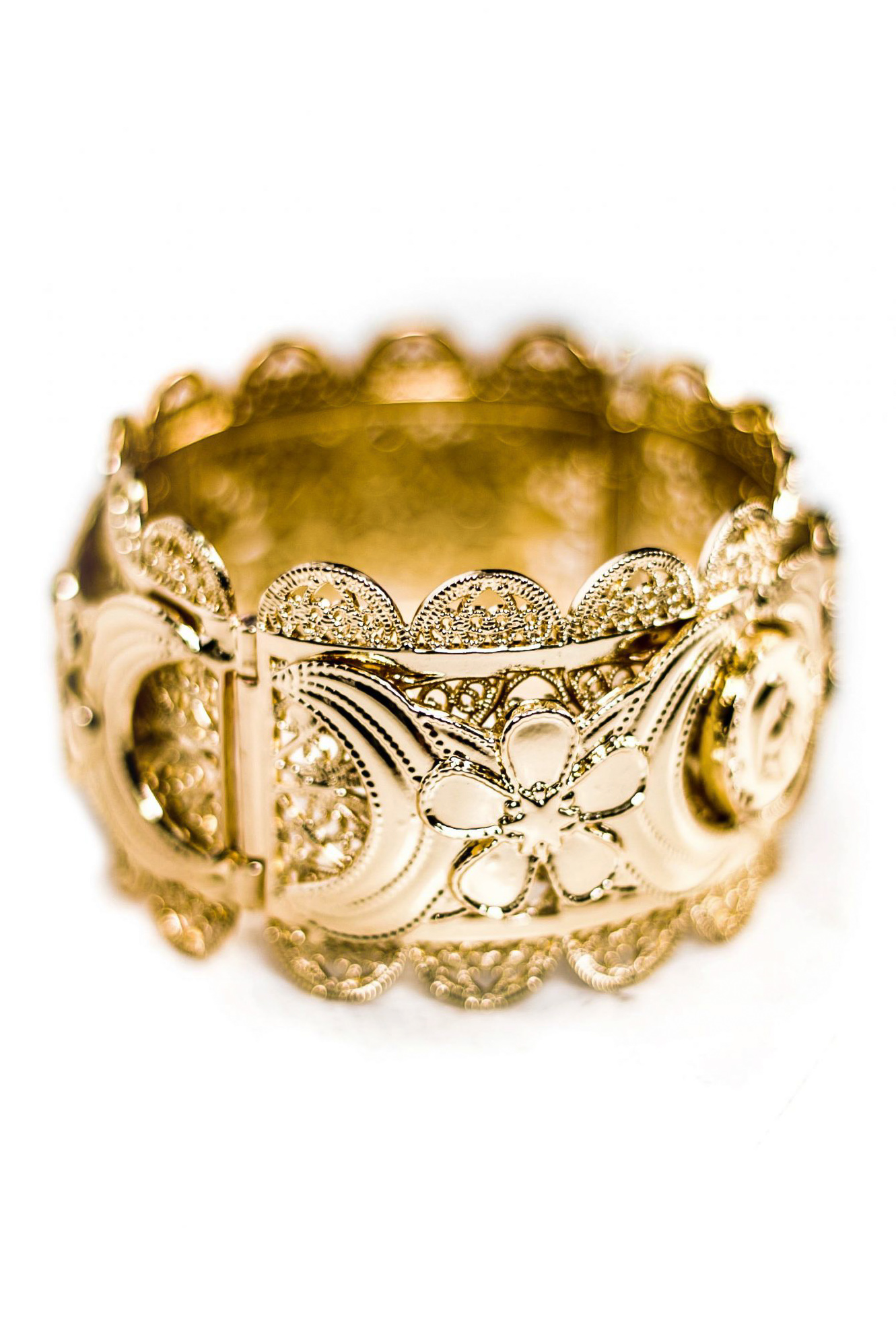 Bracelet manchette HENNAYA avec un look baroque inspiré des bracelets traditionnels du Maghreb.