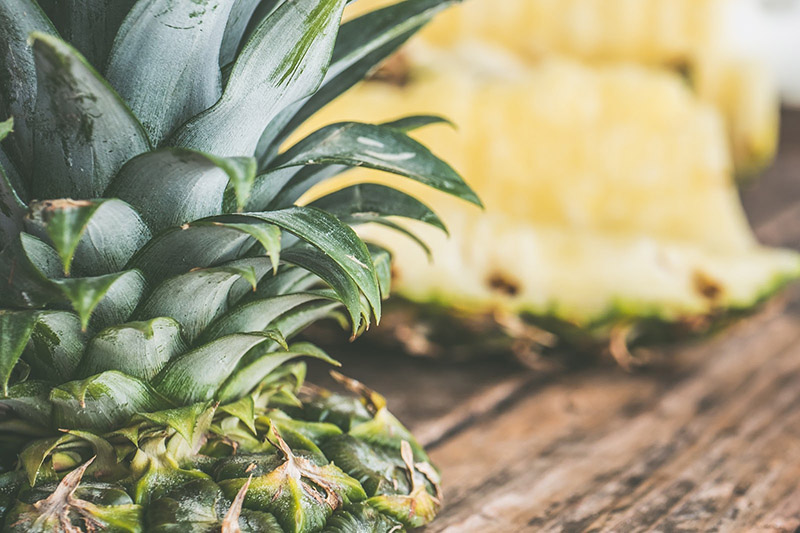  Photo d’ananas sur une table en bois