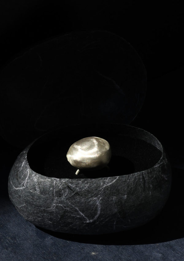 Anneau galet réglable Shaped pebble ring I argent massif et or 22k I Vue principal I Melina Kistani I Label AÉ Paris
