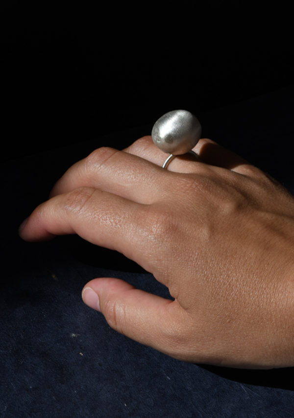 Bague galet réglable Pebble oval ring I argent massif et or 22k I Vue portée I Melina Kistani I Label AÉ Paris