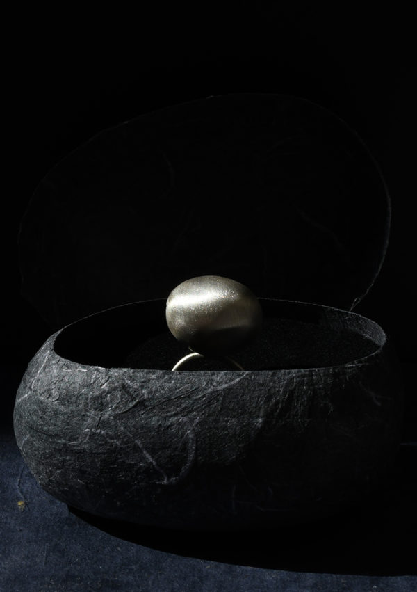 Bague galet réglable Pebble oval ring I argent massif et or 22k I Vue Packshot 1 I Melina Kistani I Label AÉ Paris