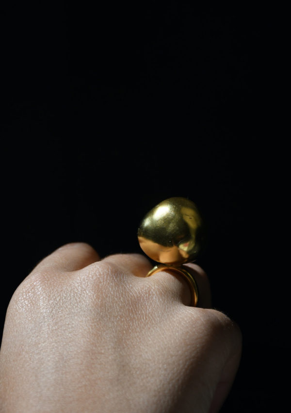 Bague galet réglable Pebble ring I argent massif I or 22k I Melina Kistani I Vue portée I Label AÉ Paris