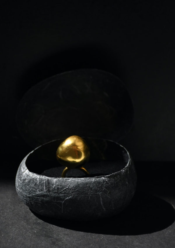 Bague galet réglable Pebble ring I argent massif I or 22k I Melina Kistani I Vue packshot I Label AÉ Paris