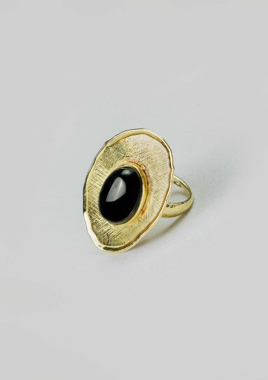 Bague réglable I cabochon d'Agate noire I argent massif doré à l'or 18 carats I Elliade Paris I vue de face I Label AÉ Paris Bague réglable I cabochon d'Agate noire I argent massif doré à l'or 18 carats I Elliade Paris I vue de face I Label AÉ Paris
