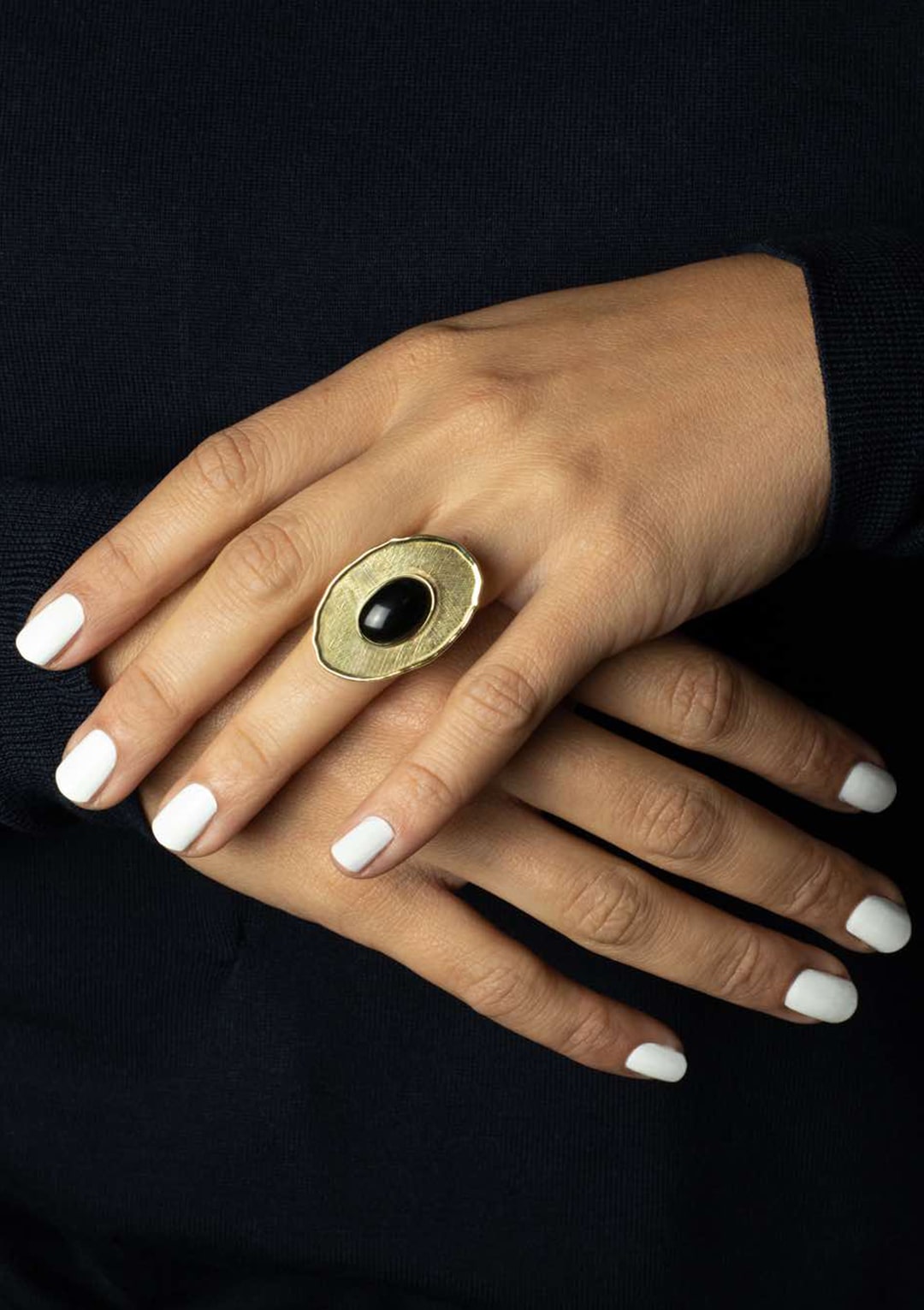 Bague réglable I cabochon d'Agate noire I argent massif doré à l'or 18 carats I Elliade Paris I vue portée I Label AÉ Paris Bague réglable I cabochon d'Agate noire I argent massif doré à l'or 18 carats I Elliade Paris I vue portée I Label AÉ Paris