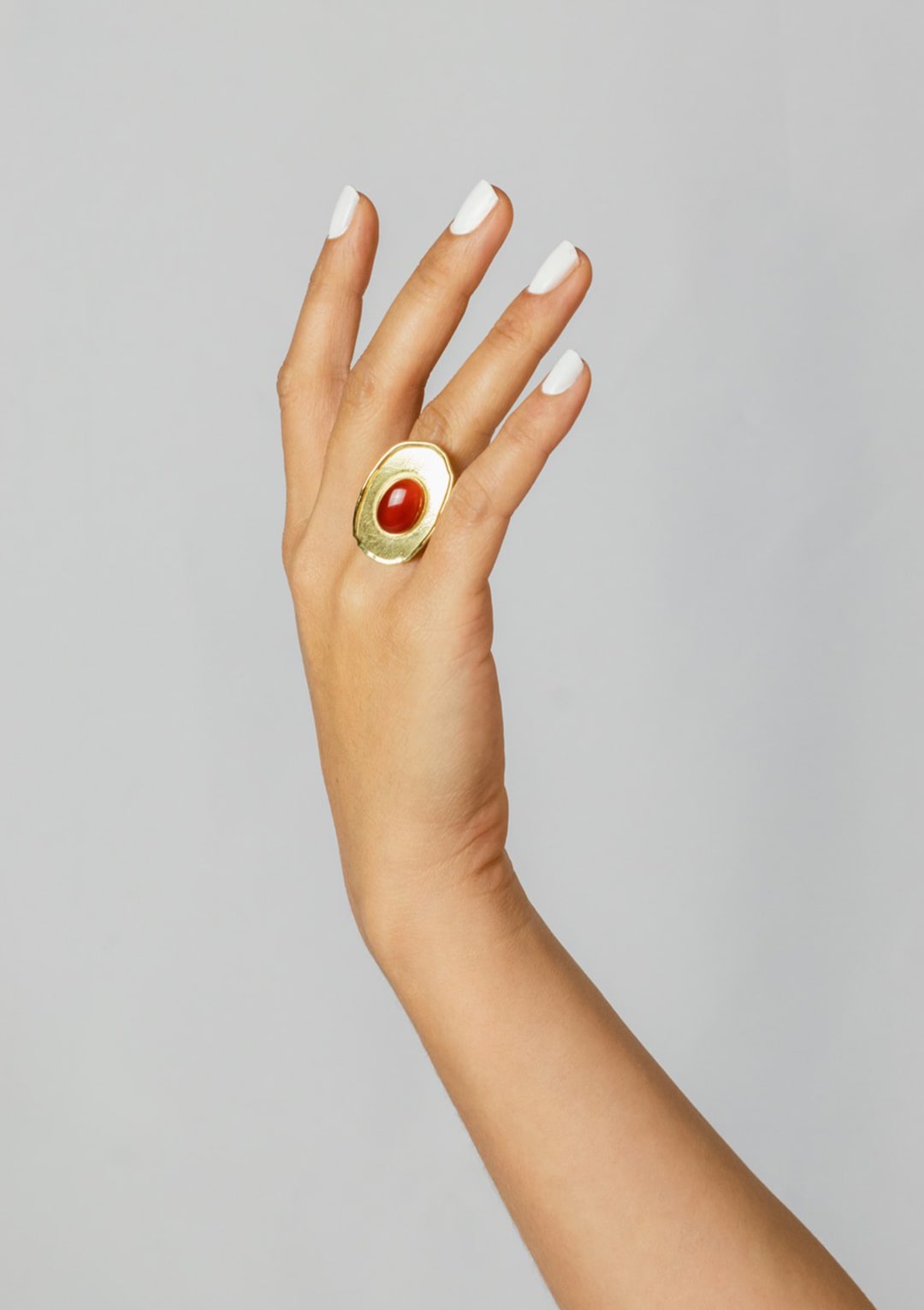 Bague réglable I cabochon de jade orange I argent massif doré à l'or 18 carats I Elliade Paris I vue portée I Label AÉ Paris Bague réglable I cabochon de jade orange I argent massif doré à l'or 18 carats I Elliade Paris I vue portée I Label AÉ Paris