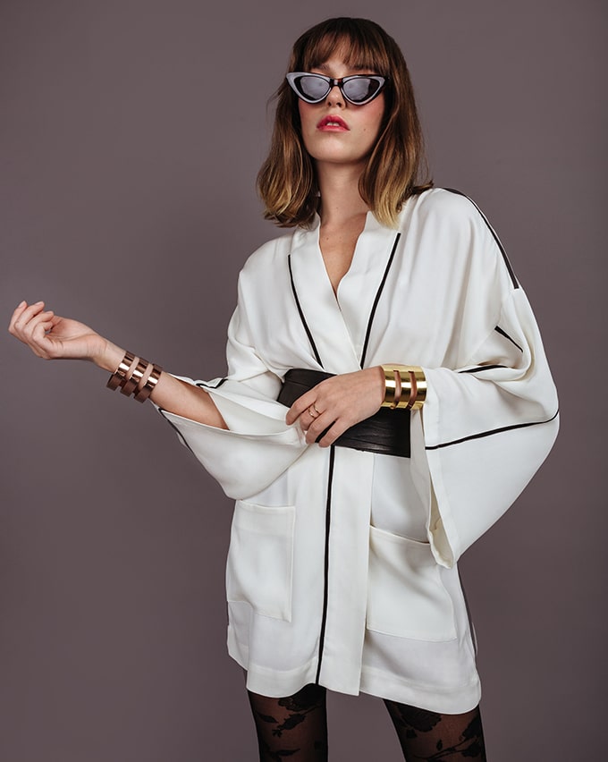 Bijoux de créateur et kimono en soie