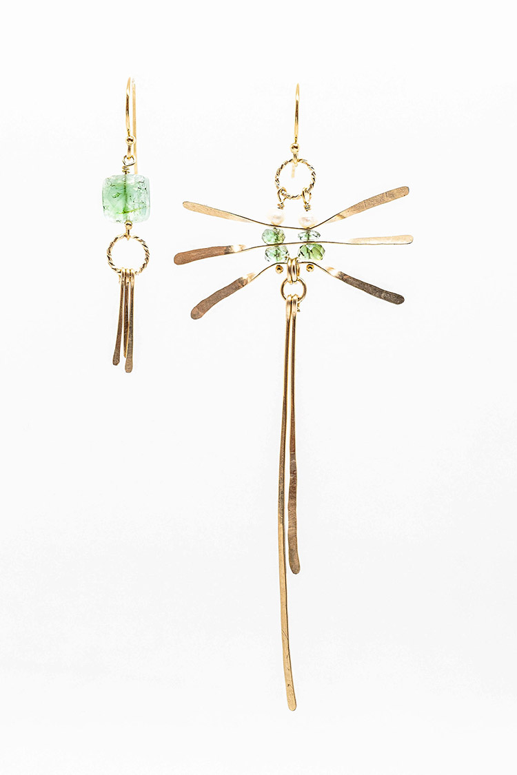 Boucles d'oreilles asymétriques - Libellule Paraïba par la créatrice Louise Kopij