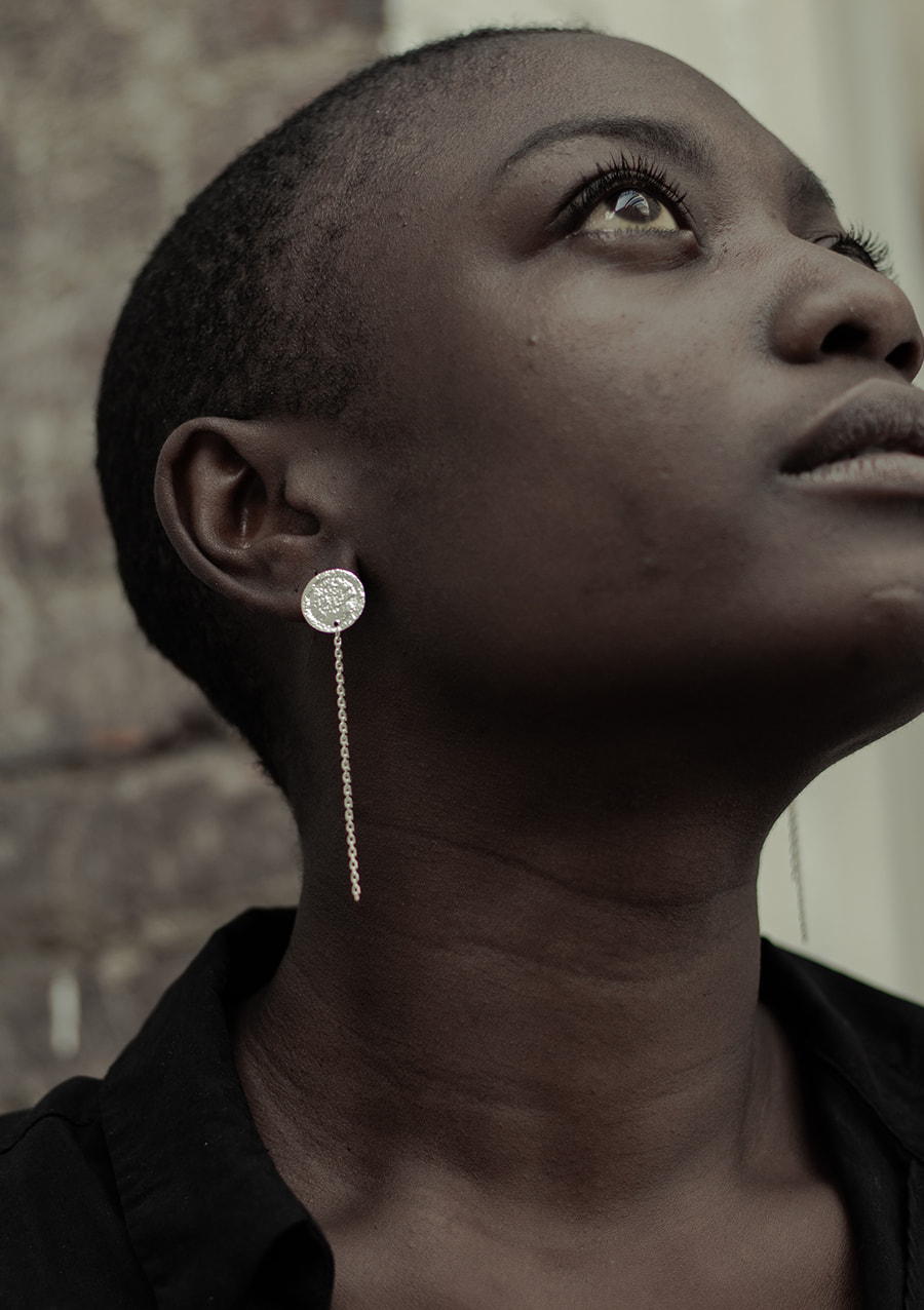 Boucles d'oreilles pendantes Hestia I argent texturé I 9Pensées I vue de profil I Label AÉ Paris