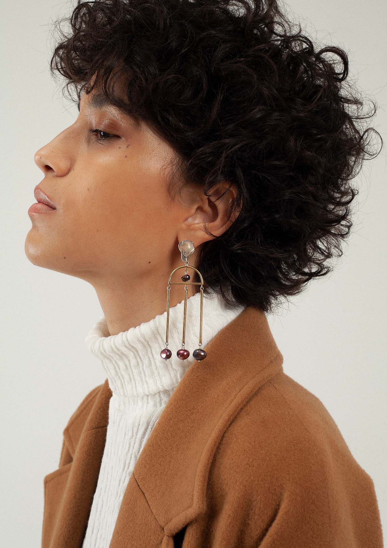 Boucles d'oreilles à perles pendantes de la créatrice Nina Janvier