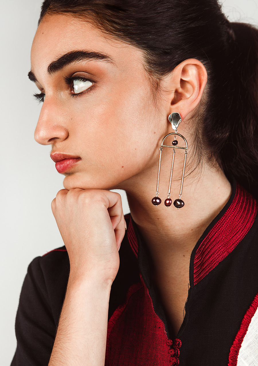 Boucle d'oreilles à perles pendante - Nina Janvier - Vue de profil - Label AÉ Paris