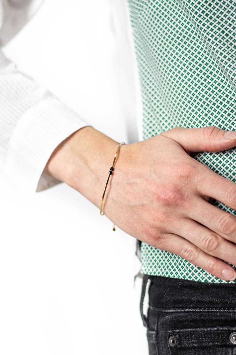 Bracelet Lucette fin avec tige en laiton et perles facettées de la créatrice Laetitia Piffeteau.