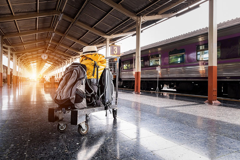 Chariot de valises sur le quai d’une gare