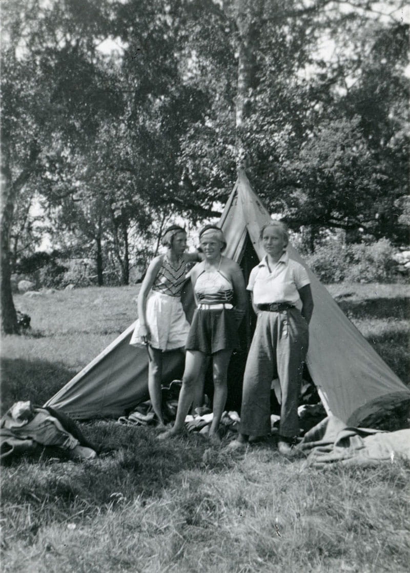 Femmes portant des tenues typiques des années 1930