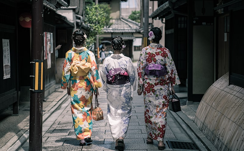 femmes japonaises en kimono traditionnelles