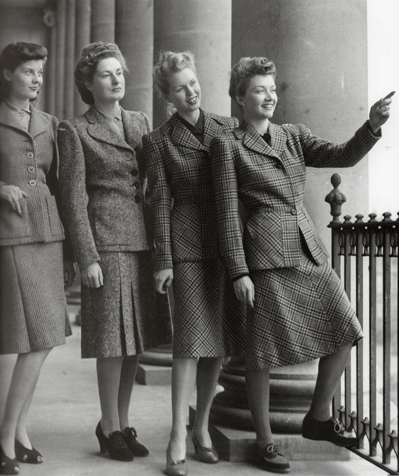 Femmes des années 1940 portant des tenues de la mode utilitaire