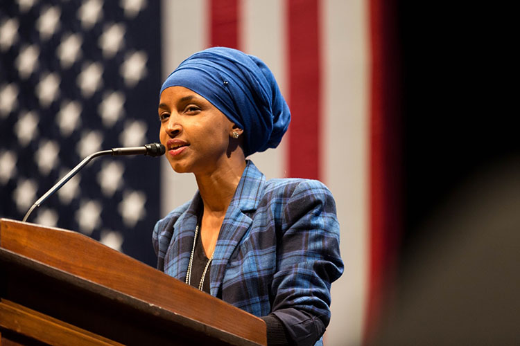 Ilhan Omar en hijab pendant une conférence