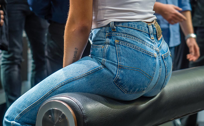 Femme en jean denim vue de derrière