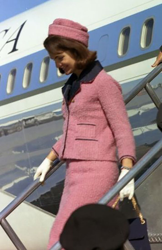 Jackie Kennedy descendant d’un avion vêtue d’un tailleur Chanel rose