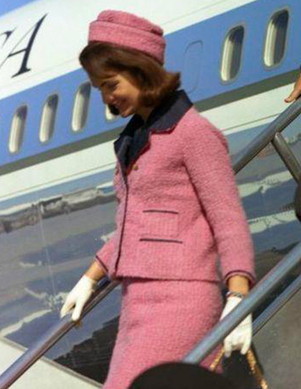Jacqueline Kennedy en tailleur Chanel rose en 1964