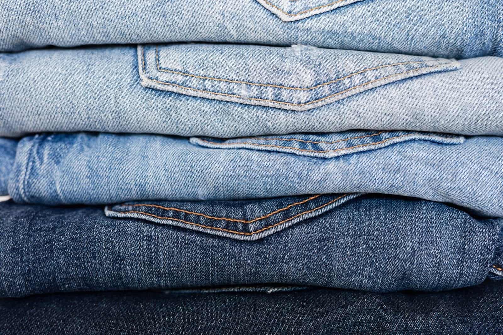 Photo de jeans en denim empilés