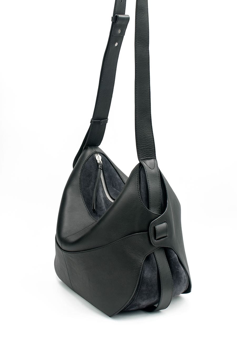Grande besace en cuir image 3 grande besace I cuir de veau upcyclé I 10-03-53 I vue de profil I Label AÉ Paris