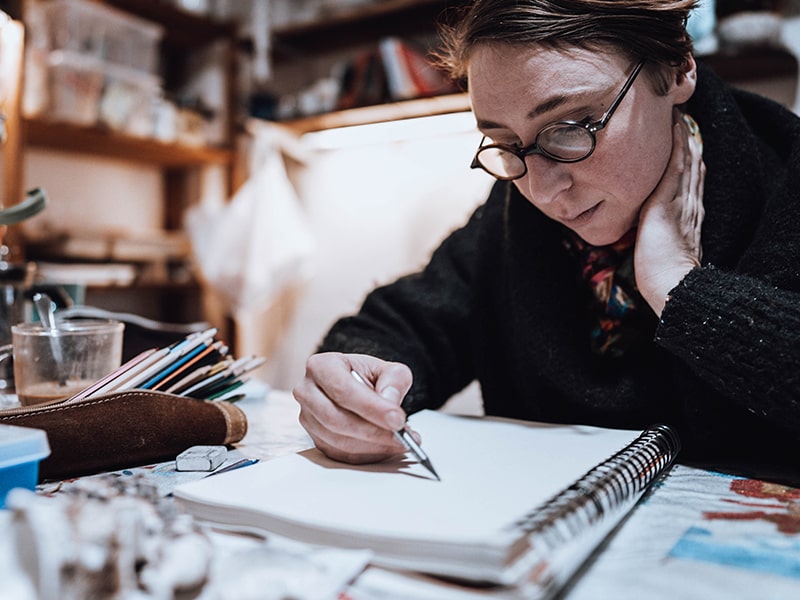 Créatrice de bijoux Louise Kopij dans son atelier