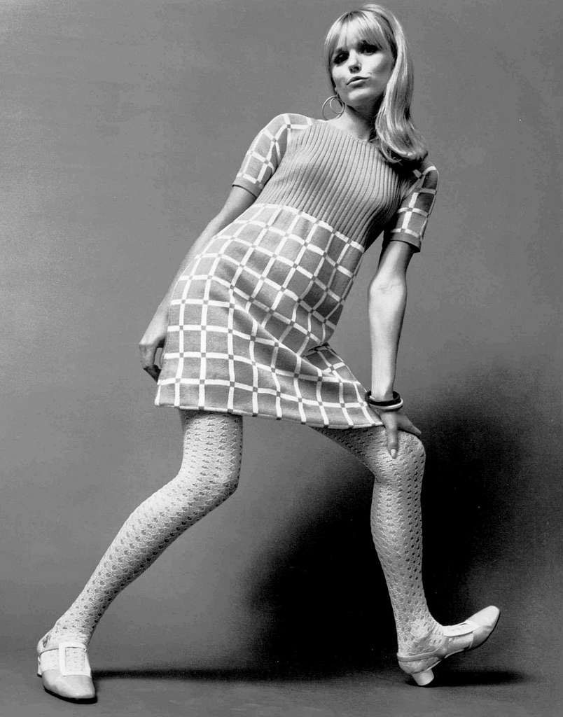 mannequin portant une robe, des collants à motifs typiques des années 60.