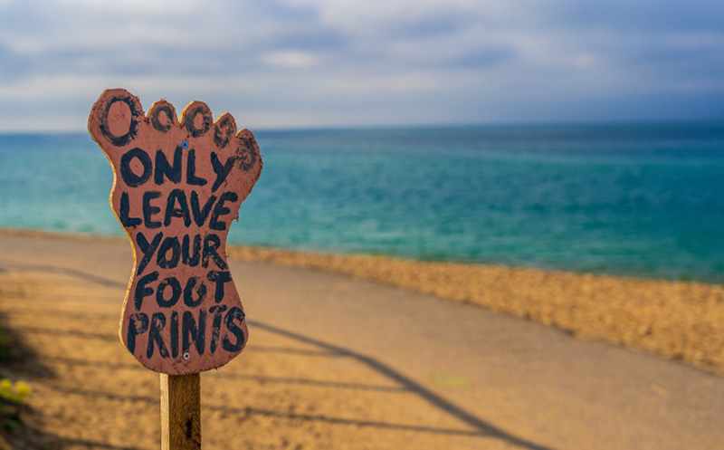 Panneau au bord d’une plage «Only leave your footprints»