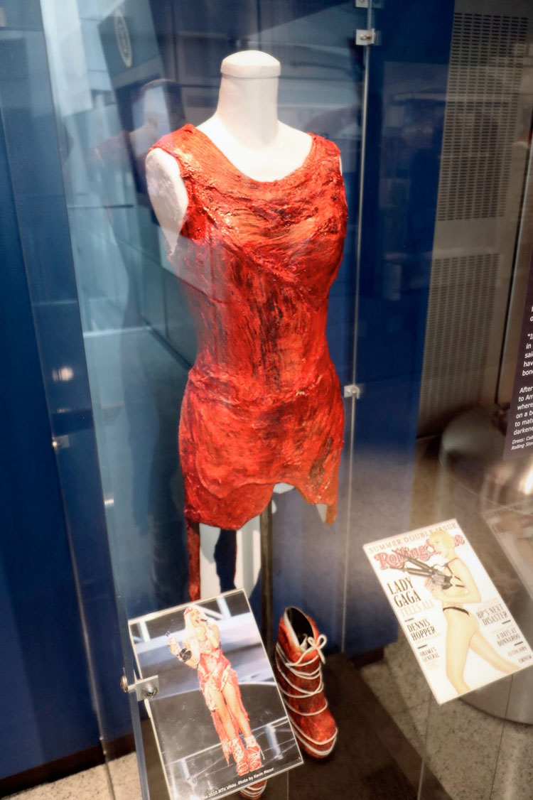 Exposition de la robe en viande de Lady Gaga 