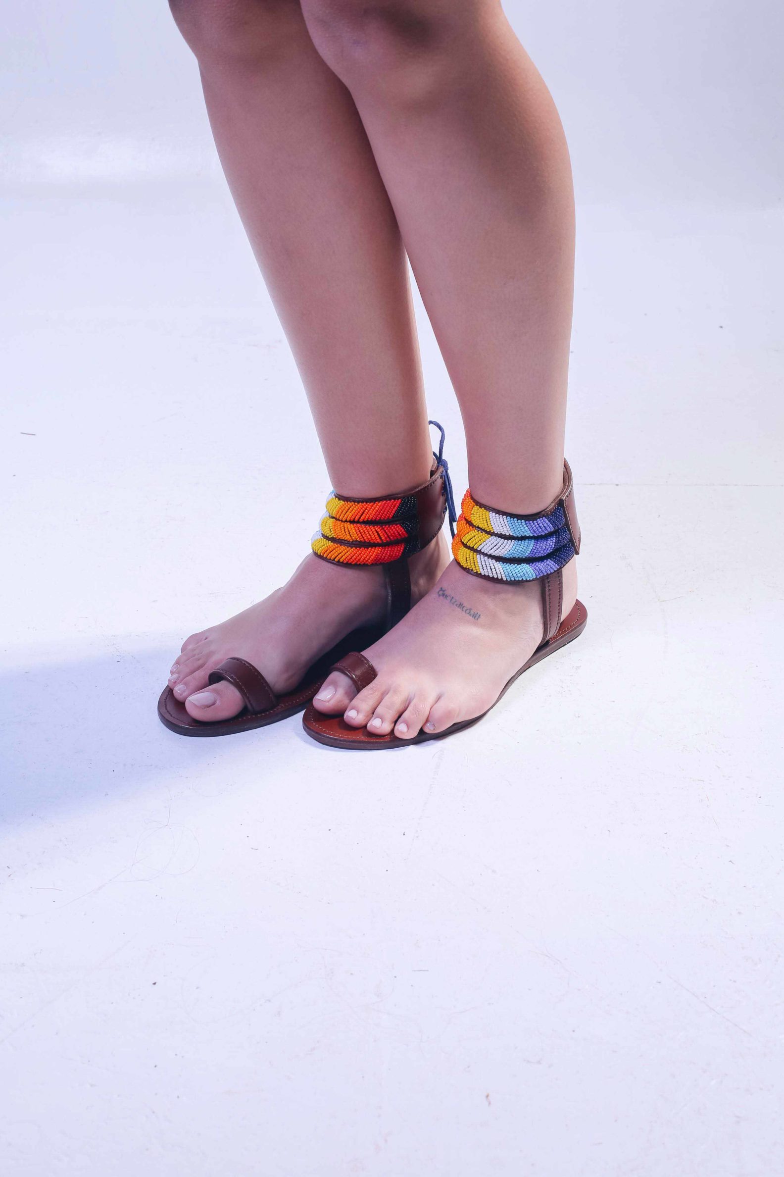 Sandales barefoot mixtes Akwaba I En cuir vegetal et perles de verre I Image 4 I Uungu I Label AÉ Paris
