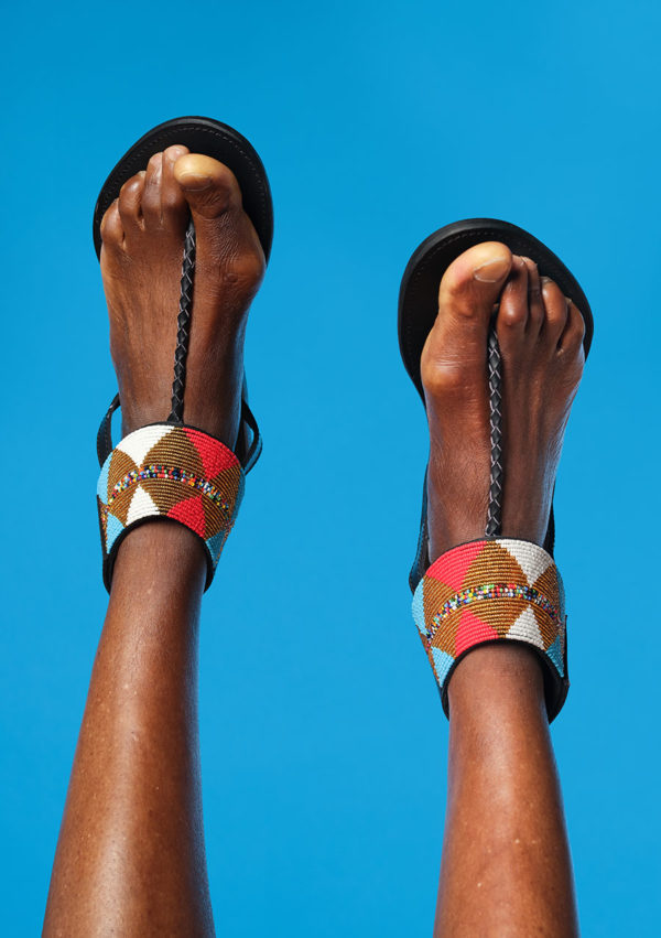 sandales barefoot mixtes Black Widow I cuir vegetal et perles de verre I Image 2 I Uungu I Label AÉ Paris