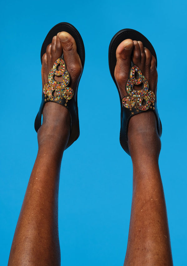 Sandales barefoot mixtes Nommo black I cuir vegetal et perles de verre I Image 2 I Uungu I Label AÉ Paris