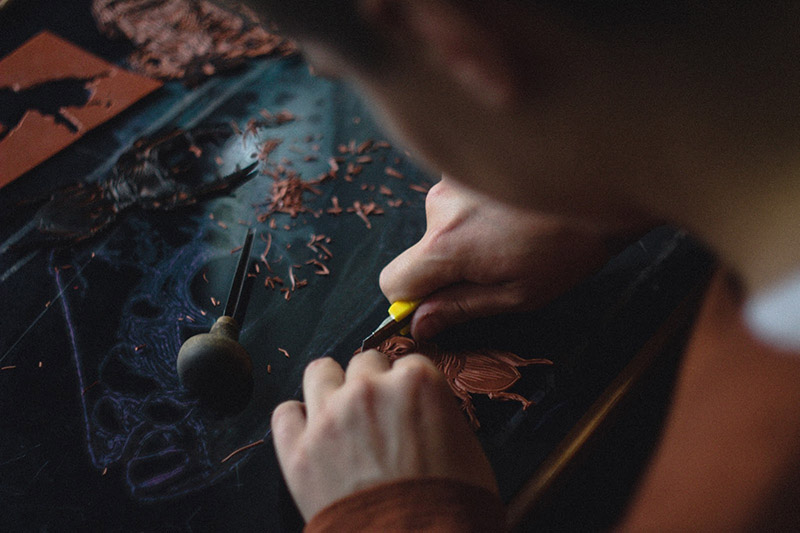 Sculpteur sur cuir en plein travail