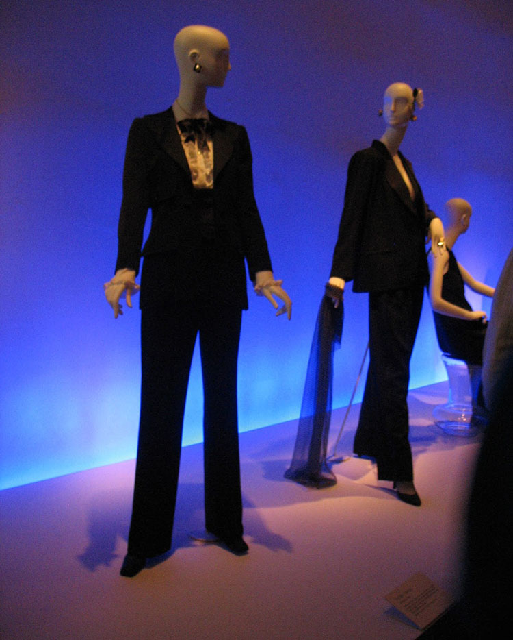 Le smoking d'Yves St. Laurent au Musée de Young à San Francisco.